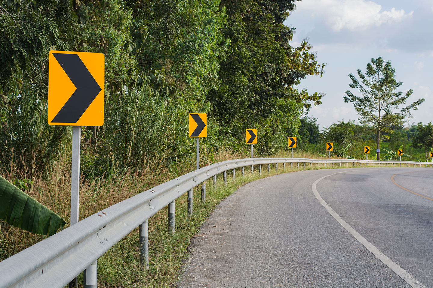 Sharp turn notice along a highway
